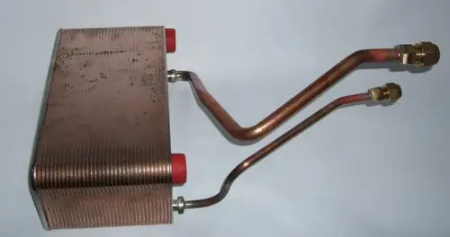 Kupferner Plattenwärmetauscher mit zwei Anschlüssen. Die Oberfläche ist gerillt und es sind zwei abgewinkelte Rohre sichtbar. Eignet sich für Daikin Systeme.